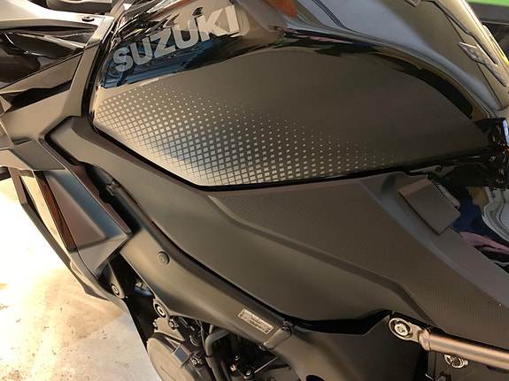 Suzuki GSX-S 1000 GT 2 of 11