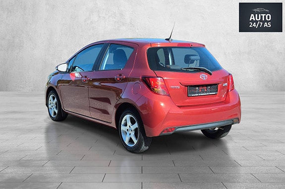 Toyota Yaris 8 of 30
