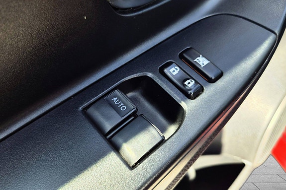 Toyota Yaris 15 of 30