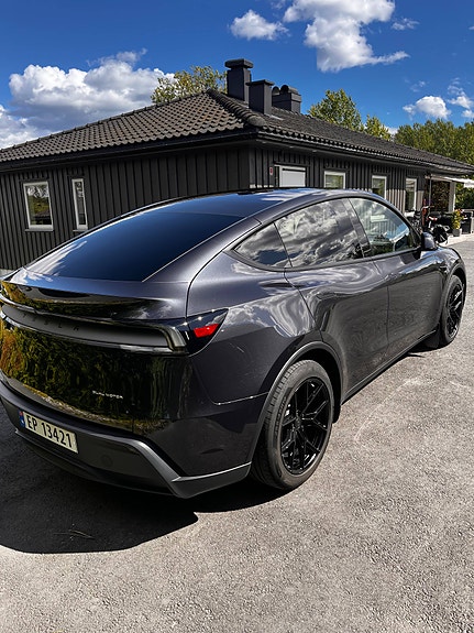 Tesla Model Y 4 of 14
