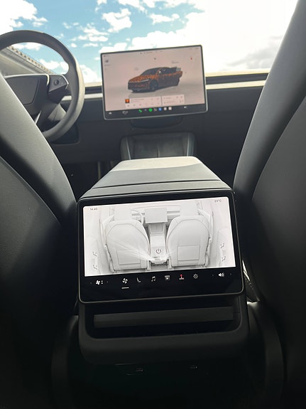 Tesla Model Y 7 of 14