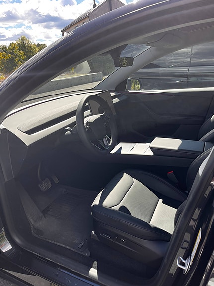 Tesla Model Y 11 of 14
