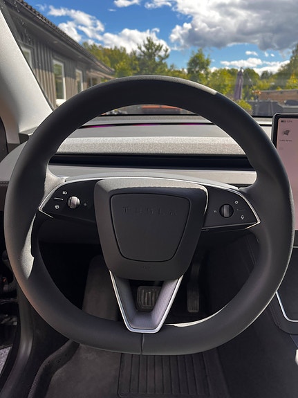 Tesla Model Y 9 of 14