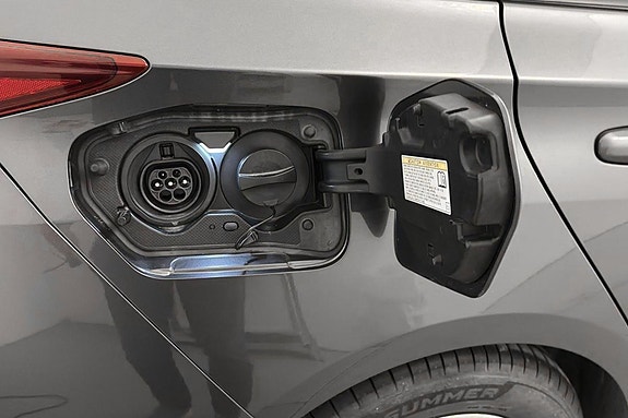 Toyota Prius Plug-in Hybrid 9 of 21