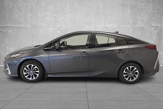 Toyota Prius Plug-in Hybrid 2 of 21