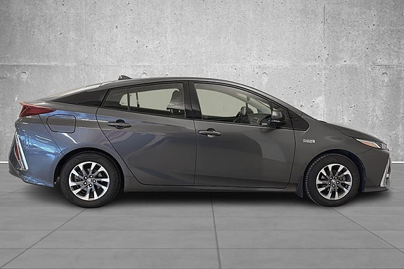 Toyota Prius Plug-in Hybrid 6 of 21