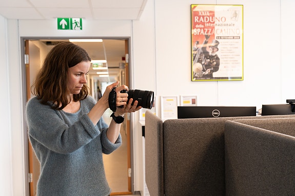 Filming skal gjerast både inne og ute.