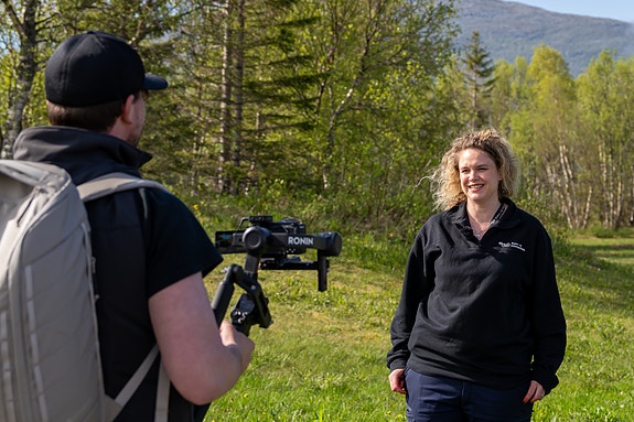 Ein del av jobben vil vera å filme tilsette.