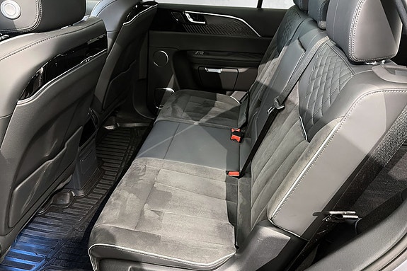 Bakseter i sort skinn med Isofix og sikkerhetsbelter.
