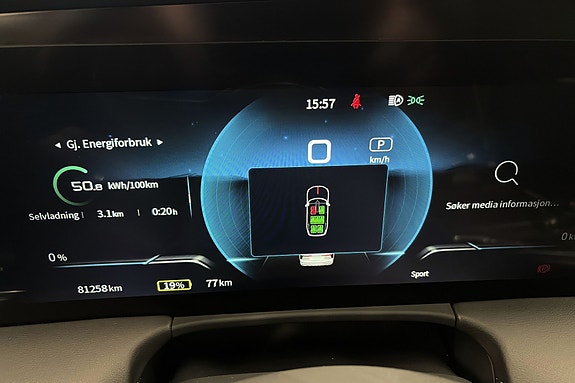 Avansert digital instrumentering viser energi og kjøredetaljer.