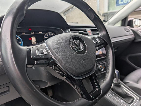 Volkswagen e-Golf VII 12 of 19