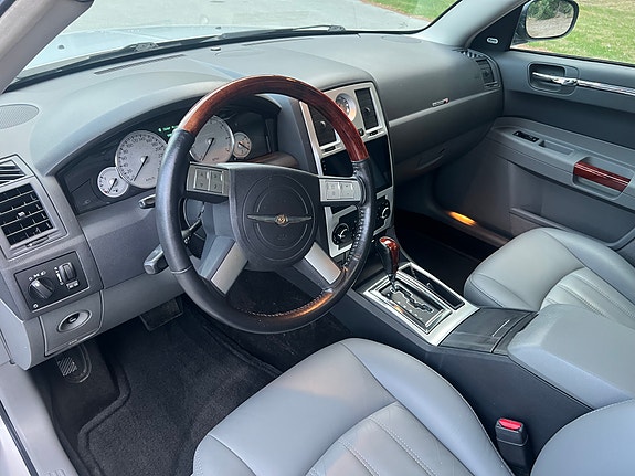 Chrysler 300C 13 of 19