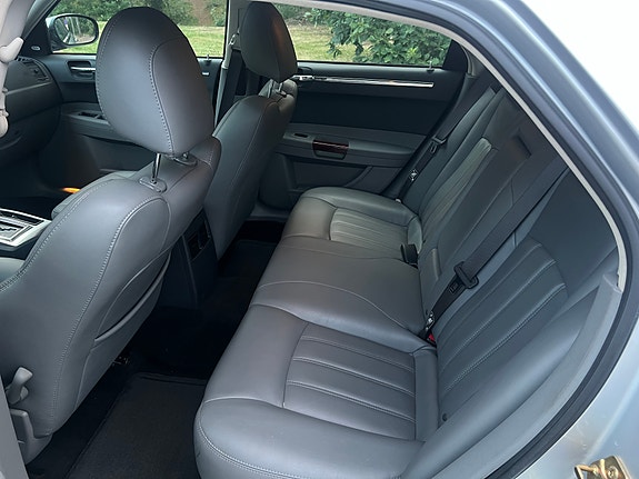 Chrysler 300C 15 of 19