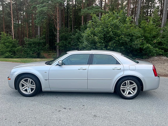 Chrysler 300C 3 of 5