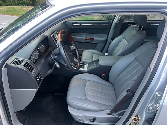 Chrysler 300C 14 of 19