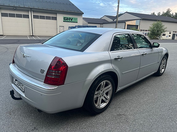 Chrysler 300C 4 of 5