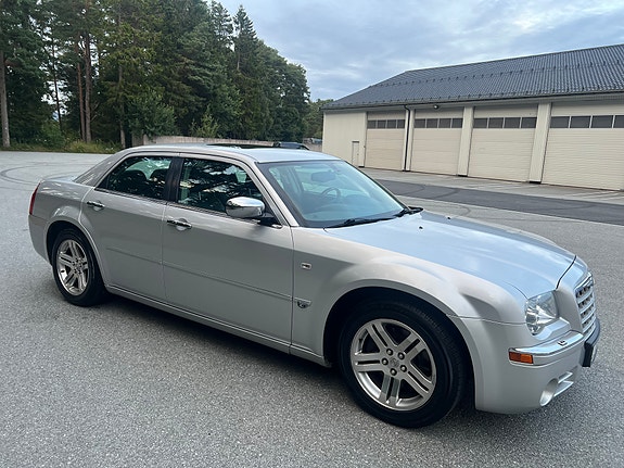 Chrysler 300C 7 of 19