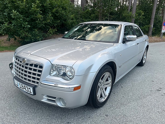 Chrysler 300C 2 of 5
