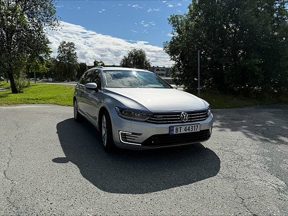 Volkswagen Passat 2 of 13