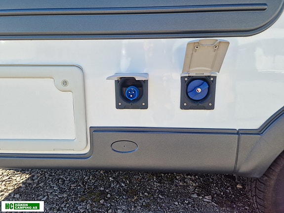 Adria ACTION 361 LH med 2 enkle senger eller stor dobbeltseng solseil og batterilader 8 of 30