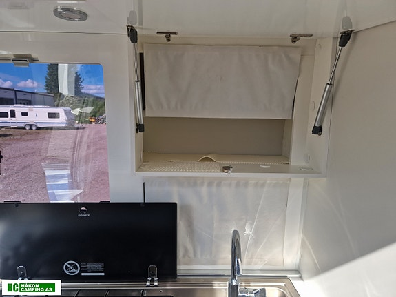 Adria ACTION 361 LH med 2 enkle senger eller stor dobbeltseng solseil og batterilader 21 of 30