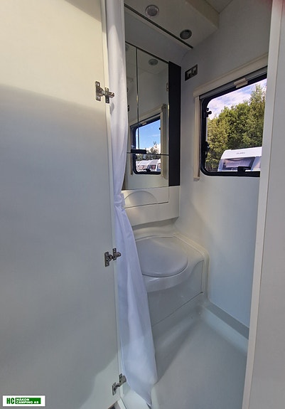 Adria ACTION 361 LH med 2 enkle senger eller stor dobbeltseng solseil og batterilader 29 of 30