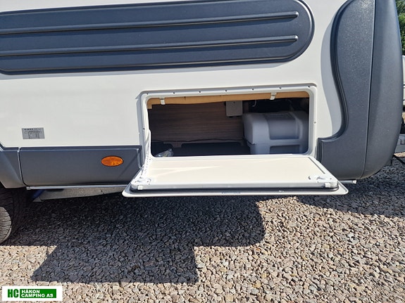Adria ACTION 361 LH med 2 enkle senger eller stor dobbeltseng solseil og batterilader 11 of 30