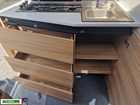 Adria ACTION 361 LH med 2 enkle senger eller stor dobbeltseng solseil og batterilader 20 of 30