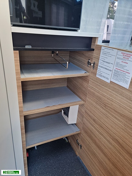 Adria ACTION 361 LH med 2 enkle senger eller stor dobbeltseng solseil og batterilader 24 of 30