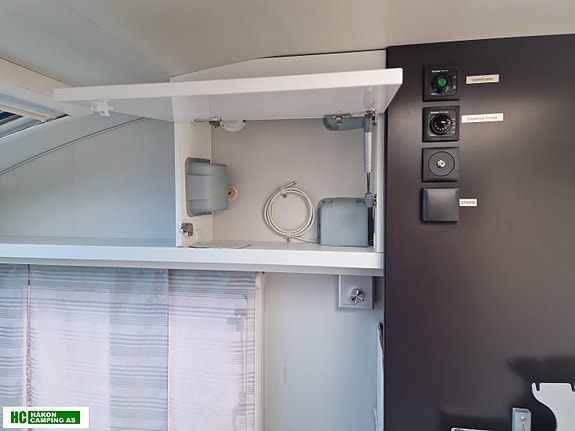 Adria ACTION 361 LH med 2 enkle senger eller stor dobbeltseng solseil og batterilader 27 of 30