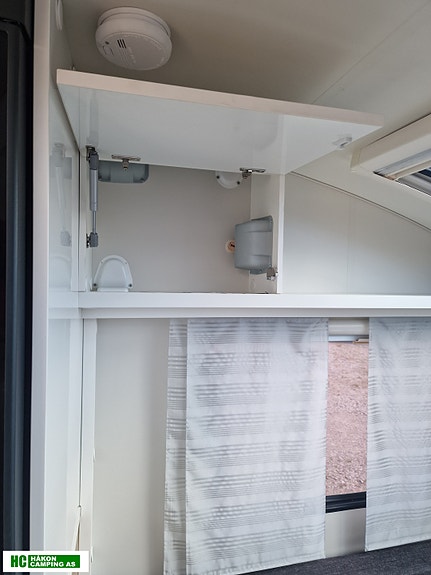 Adria ACTION 361 LH med 2 enkle senger eller stor dobbeltseng solseil og batterilader 26 of 30