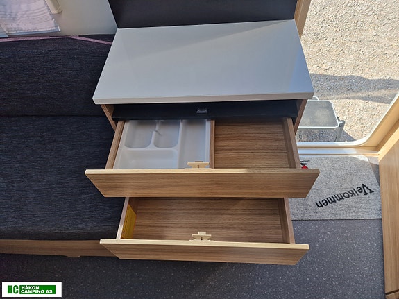 Adria ACTION 361 LH med 2 enkle senger eller stor dobbeltseng solseil og batterilader 22 of 30