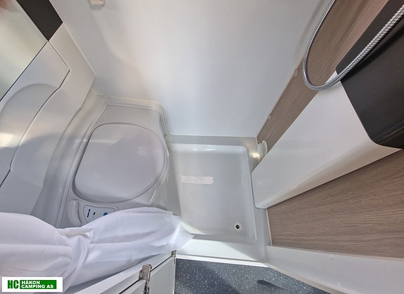 Adria ACTION 361 LH med 2 enkle senger eller stor dobbeltseng solseil og batterilader 30 of 30