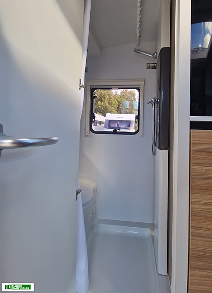 Adria ACTION 361 LH med 2 enkle senger eller stor dobbeltseng solseil og batterilader 28 of 30