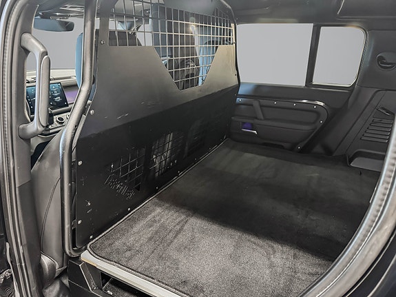Land Rover Defender 110 25 of 30