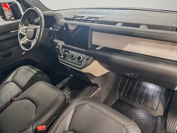 Land Rover Defender 110 21 of 30