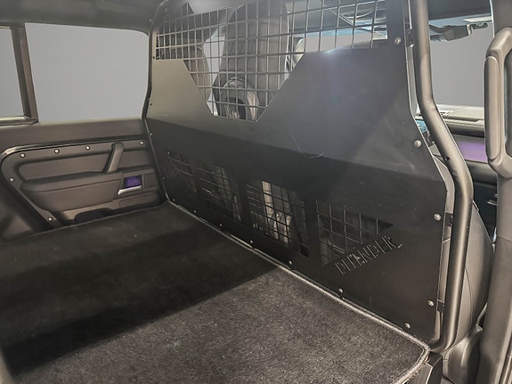 Land Rover Defender 110 29 of 30