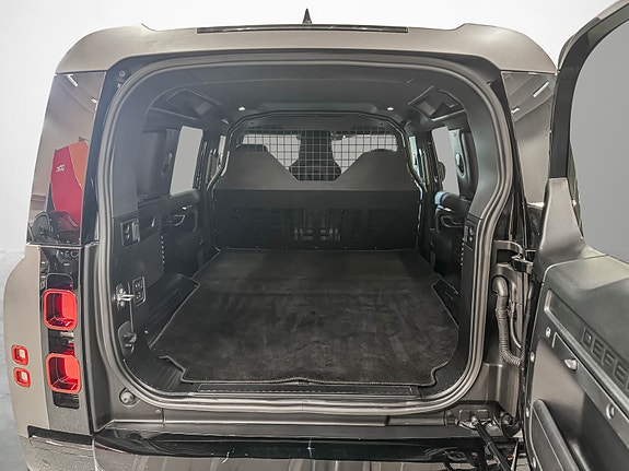 Land Rover Defender 110 27 of 30