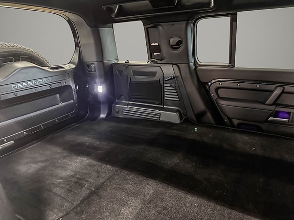 Land Rover Defender 110 28 of 30