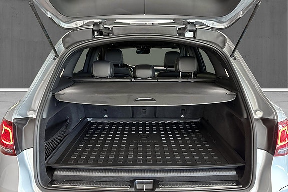 Mercedes-Benz GLC300 e 17 of 27