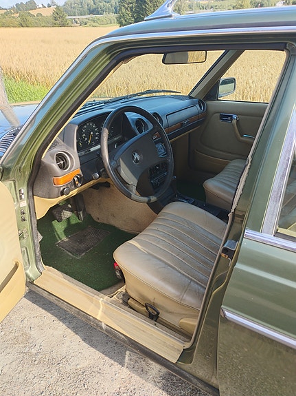 Mercedes-Benz 280 14 of 30