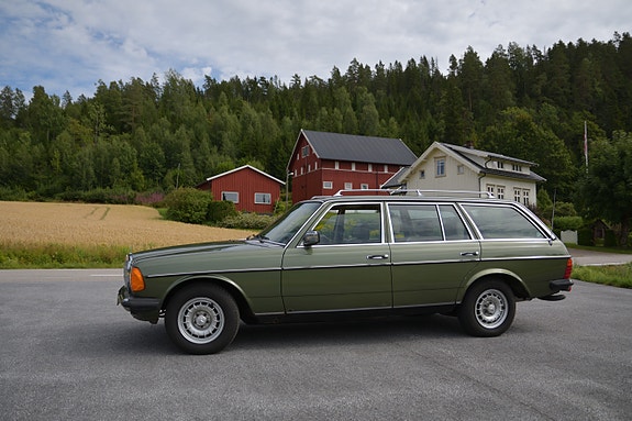 Mercedes-Benz 280 2 of 30