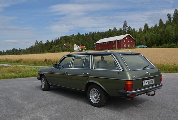 Mercedes-Benz 280 3 of 30