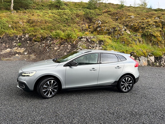Volvo V40 Cross Country 2 of 27