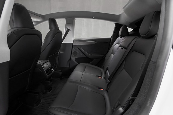 Tesla Model Y 24 of 30