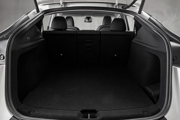 Tesla Model Y 27 of 30