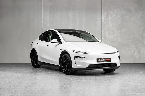Tesla Model Y 12 of 30