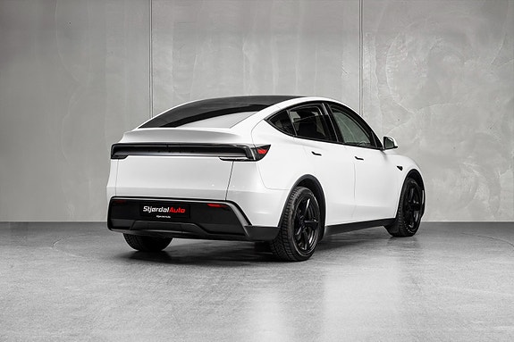 Tesla Model Y 9 of 30