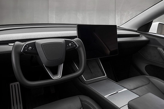 Tesla Model Y 26 of 30