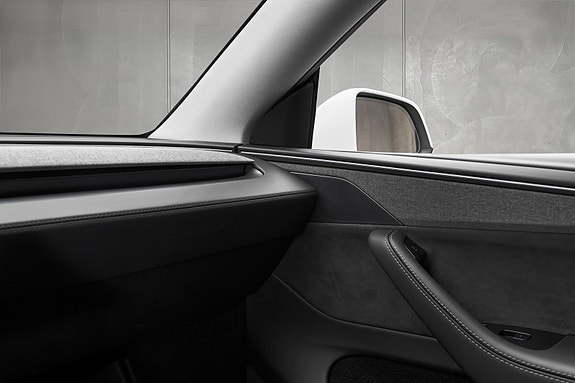 Tesla Model Y 21 of 30
